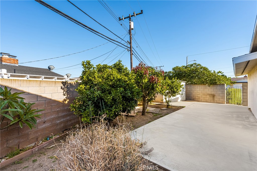 3288 Arizona Lane Costa Mesa, CA 92626 - Photo 31 of 33 a view of a house with a street