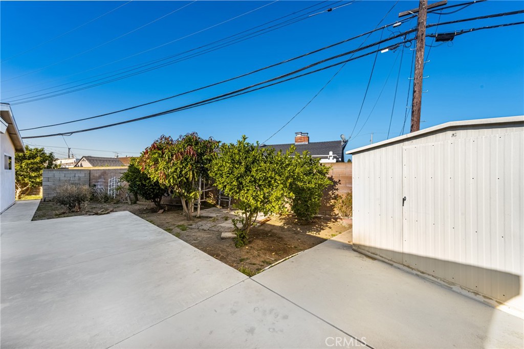 3288 Arizona Lane Costa Mesa, CA 92626 - Photo 32 of 33 a view of a backyard