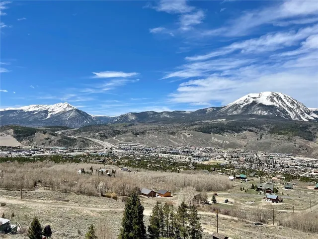 a view of a yard of the house