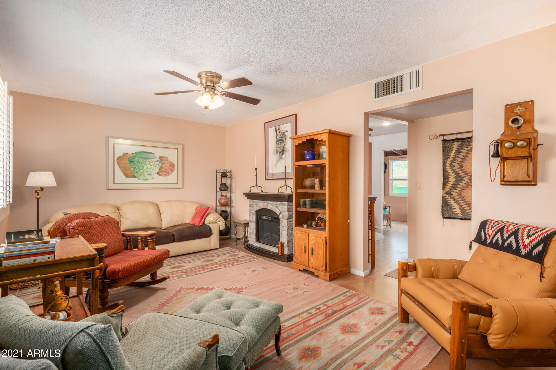 2908 West Charter Oak Road Phoenix, AZ 85029 - Photo 4 of 28 Living Room