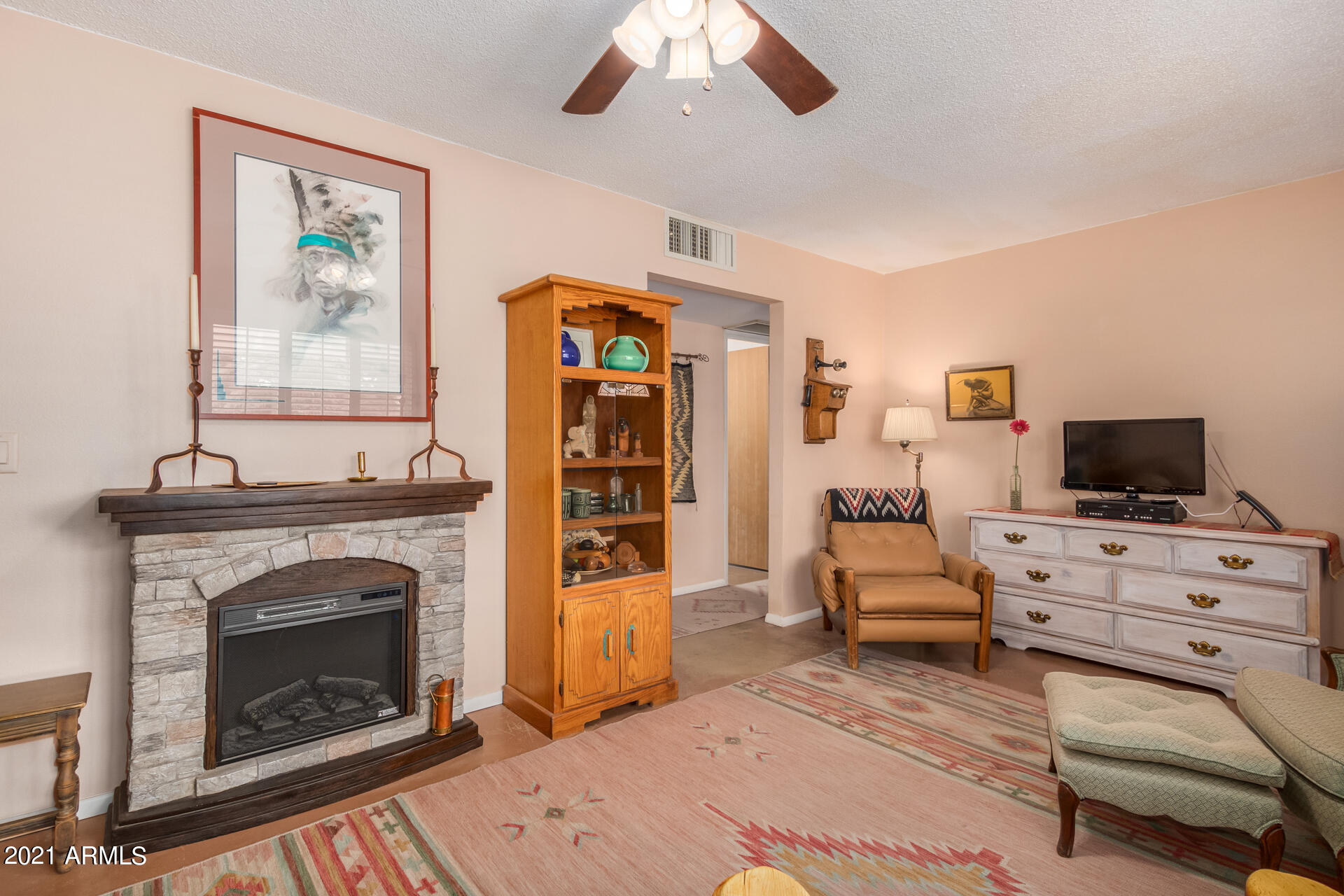 2908 West Charter Oak Road Phoenix, AZ 85029 - Photo 5 of 28 Living Room