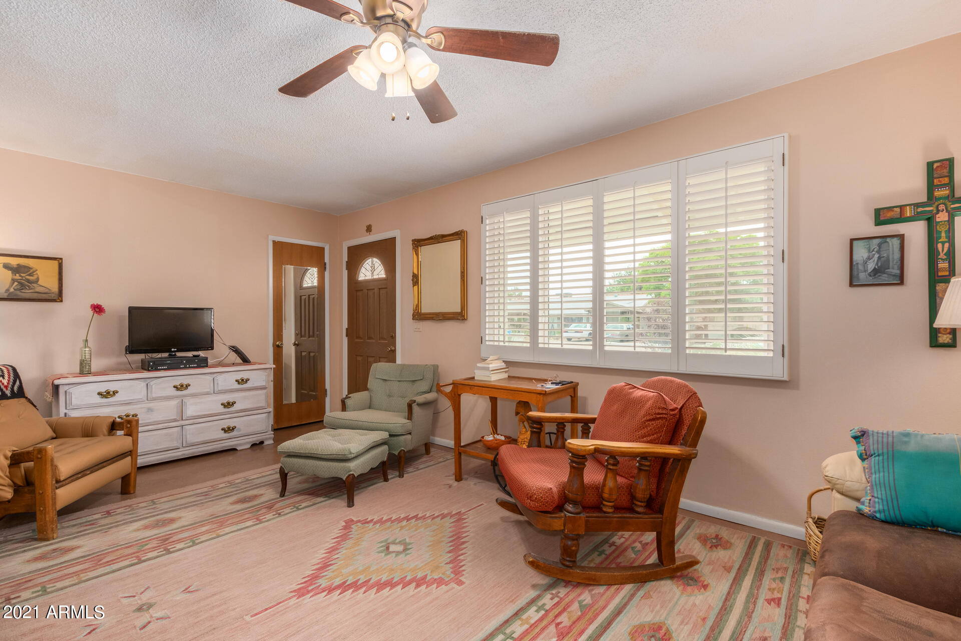 2908 West Charter Oak Road Phoenix, AZ 85029 - Photo 6 of 28 Living Room