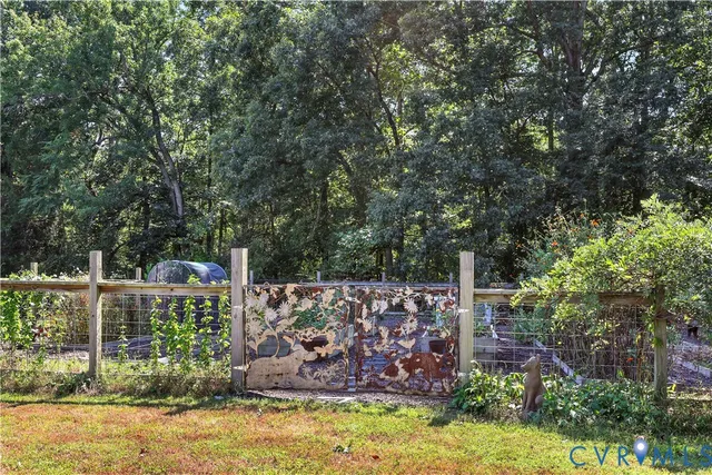 a view of a tennis court