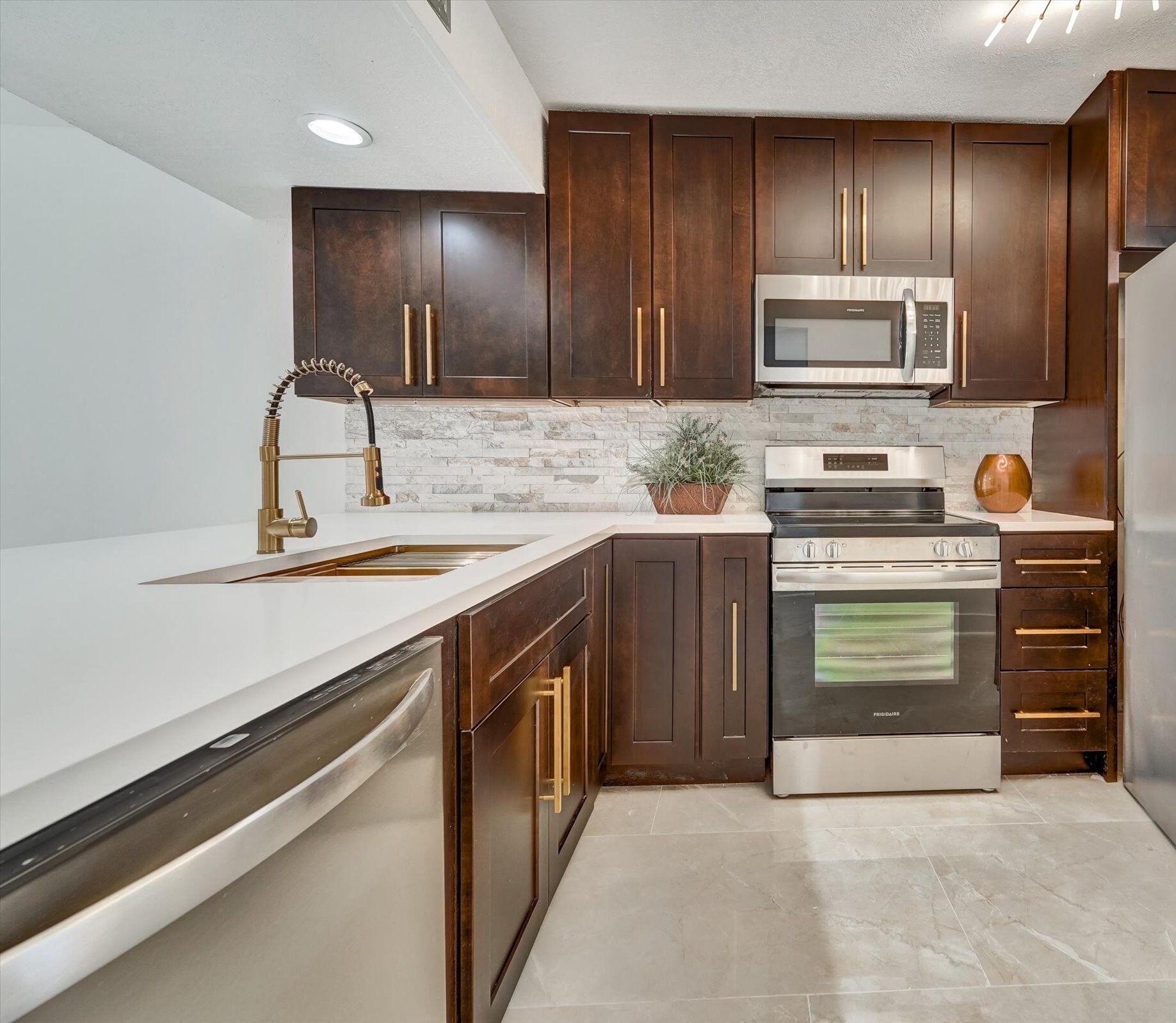 6181 Balboa Circle, Unit 303 Boca Raton, FL 33433 - Photo 4 of 21 9