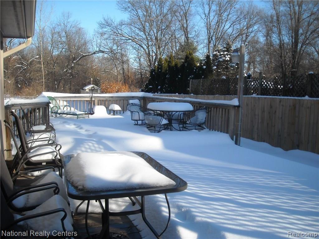 5024 Carroll Lk Road Commerce Township, MI 48382 - Photo 2 of 18 Multi-level decking