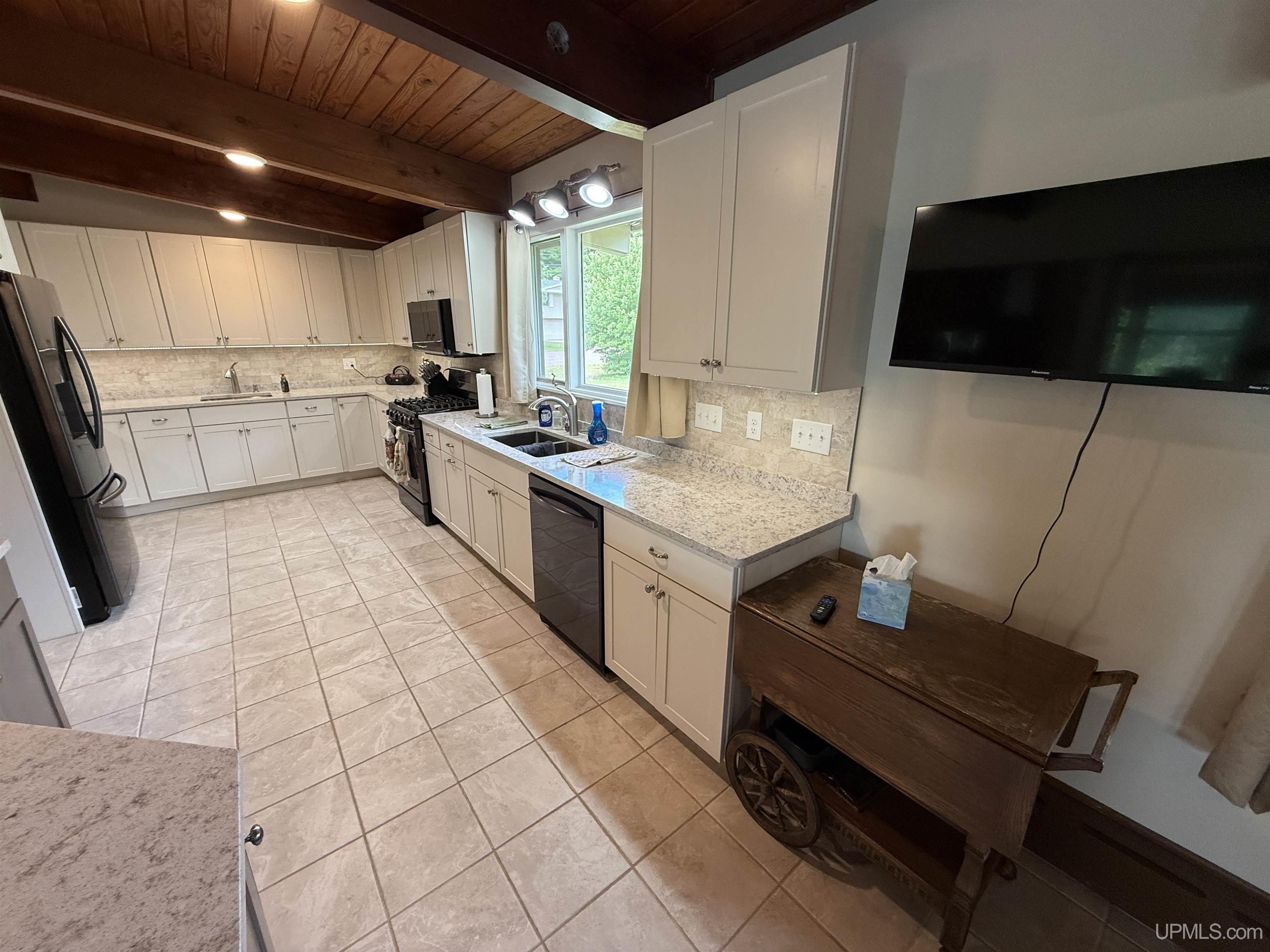 22125 Ridge Road Houghton, MI 49931 - Photo 11 of 80