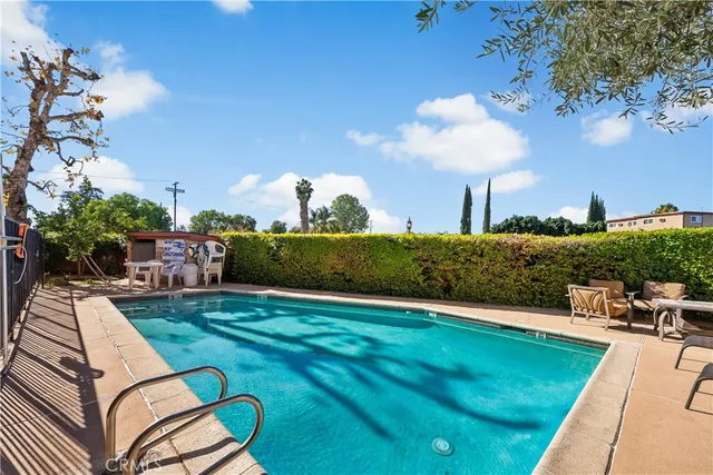 a view of a entrance gate of the house