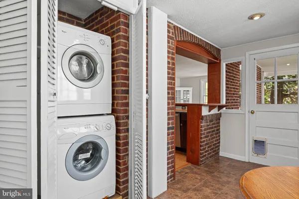 a view of a bedroom with washer and dryer