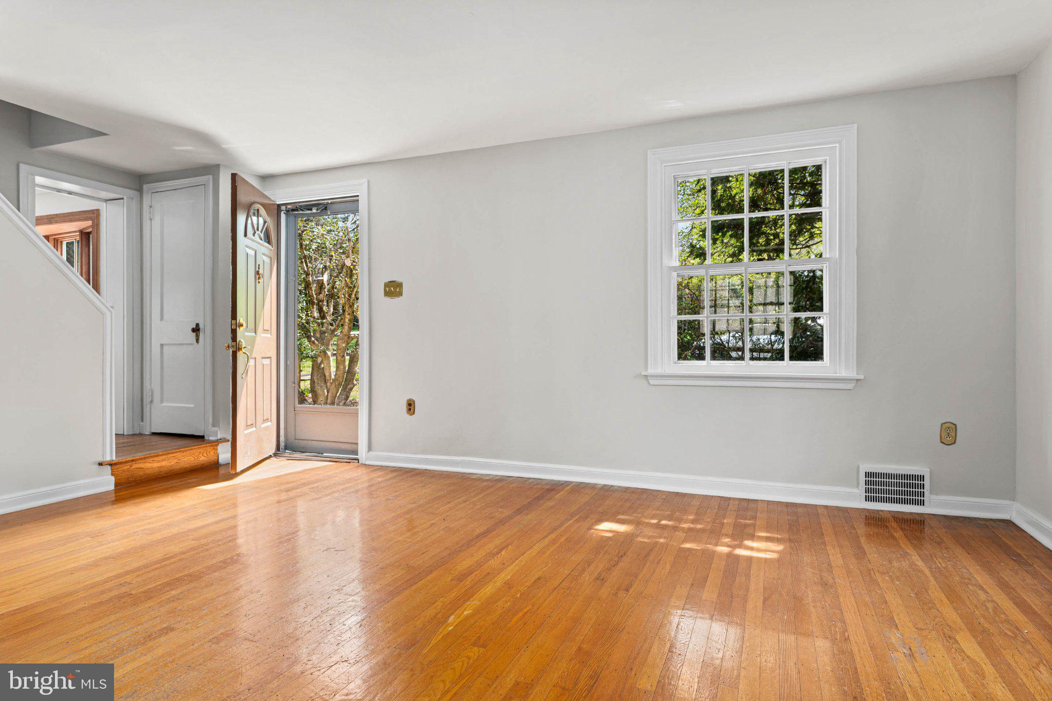 201 Glendalough Road Erdenheim, PA 19038 - Photo 5 of 50 Bright and inviting entryway space.