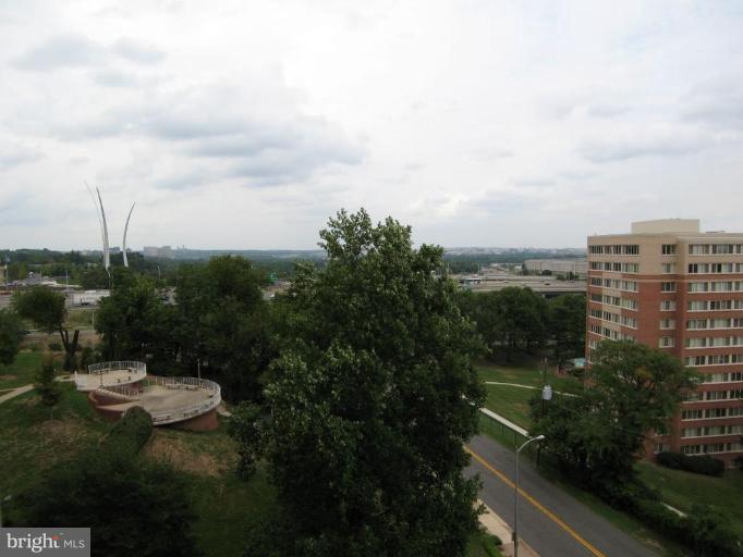 1101 South Arlington Ridge Road, Unit 514 Arlington, VA 22202 - Photo 19 of 24 City View 2