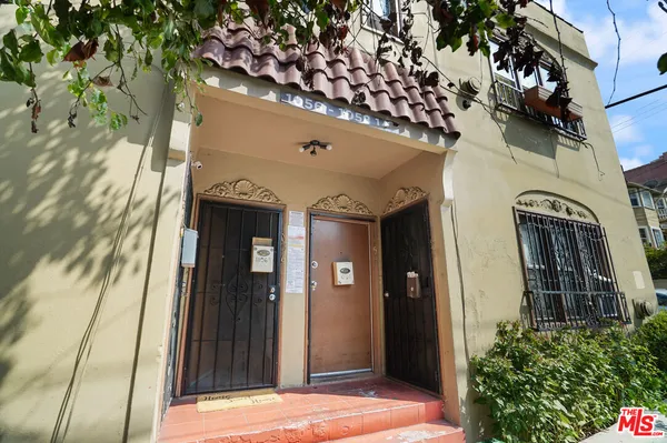 a view of an entryway of a house