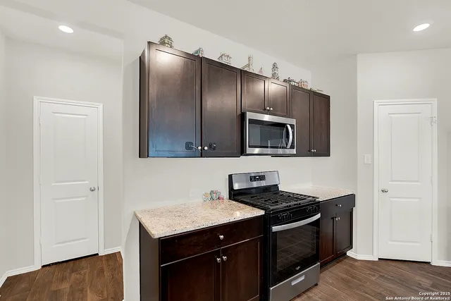 $325,000 | 201 Legendary Trl Loop, Floresville, TX 78114