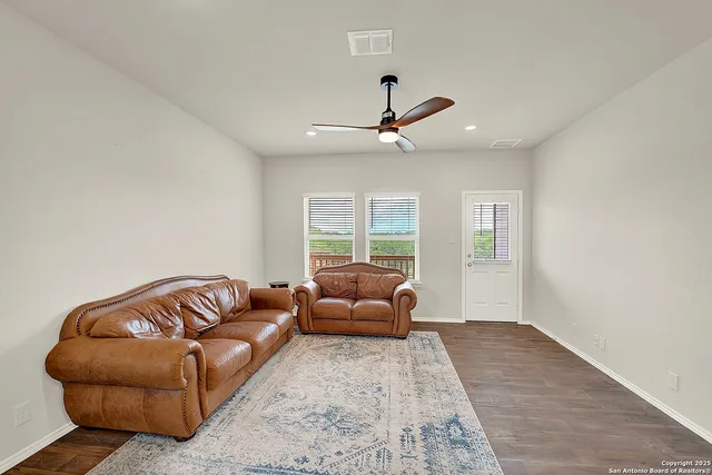 $325,000 | 201 Legendary Trl Loop, Floresville, TX 78114