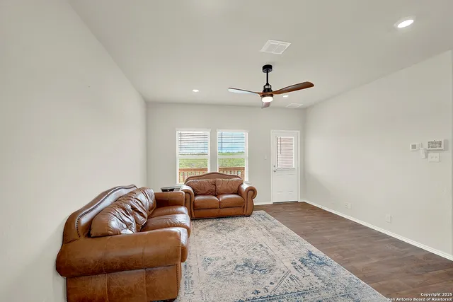 $325,000 | 201 Legendary Trl Loop, Floresville, TX 78114
