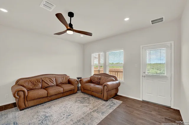 $325,000 | 201 Legendary Trl Loop, Floresville, TX 78114