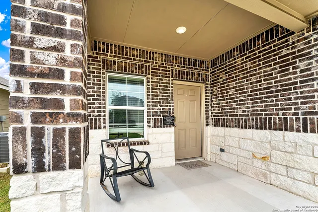 $325,000 | 201 Legendary Trl Loop, Floresville, TX 78114