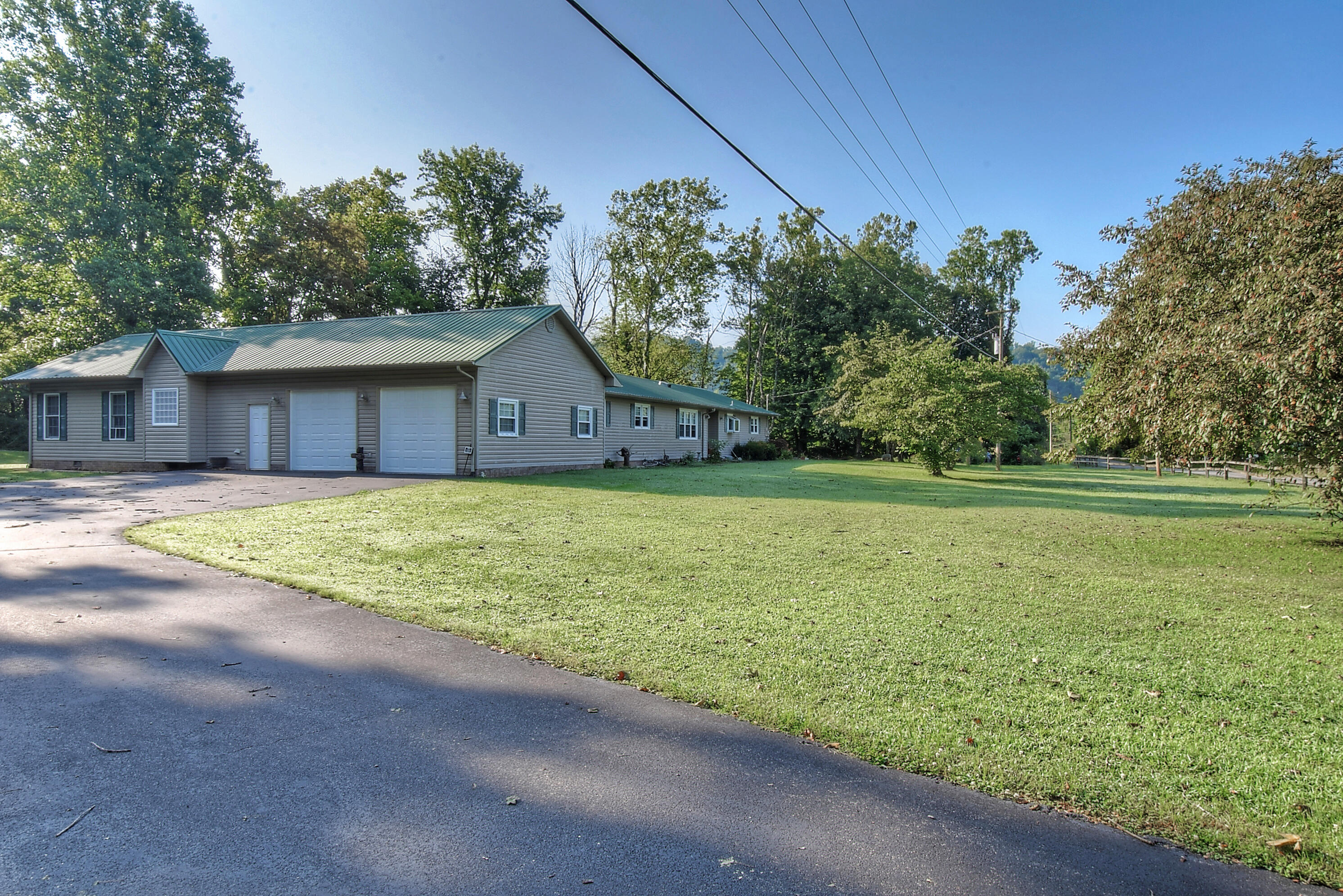 348 Price Road Elizabethton, TN 37643 - Photo 4 of 41 348 Price Road Elizabethton TN 37643 (4)
