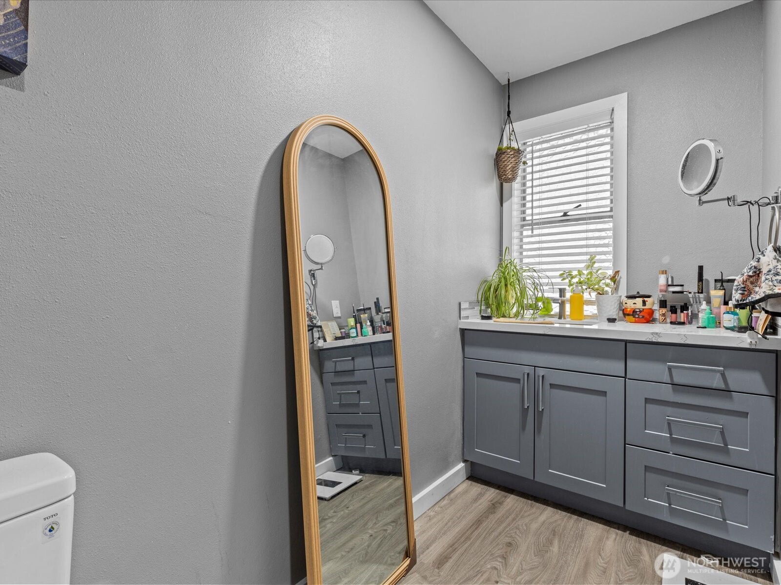 7138 47th Avenue Southwest Seattle, WA 98136 - Photo 13 of 20 a room with mirror and window