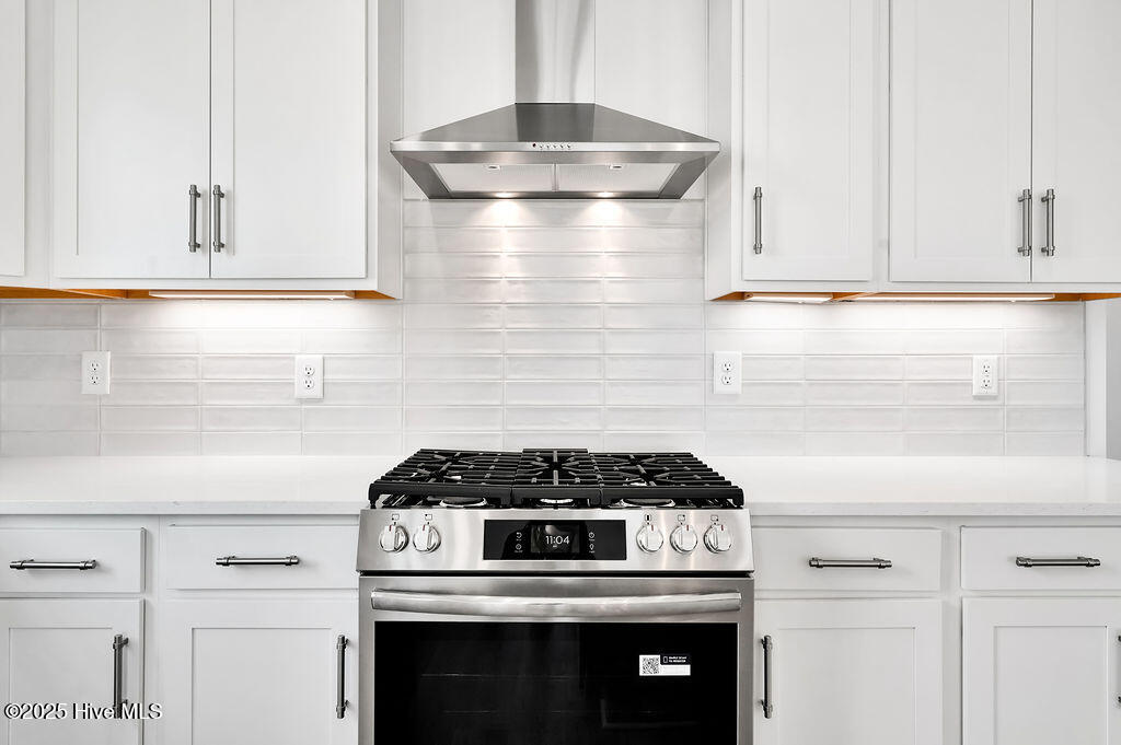 5209 Moonshell Loop Wilmington, NC 28412 - Photo 15 of 37 Kitchen with natural gas range
