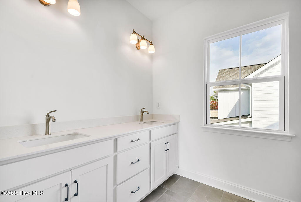 5209 Moonshell Loop Wilmington, NC 28412 - Photo 25 of 37 Upstairs Guest Bathroom with Dual Vanity