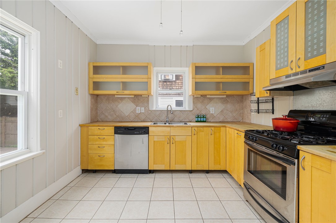 31 Windsor Road, Unit 1 Cranston, RI 02905 - Photo 25 of 44