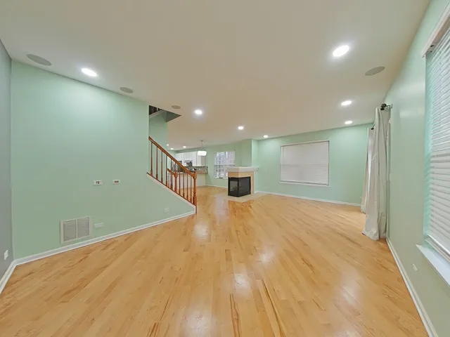 $425,000 | 848 Station Boulevard, Aurora, IL 60504