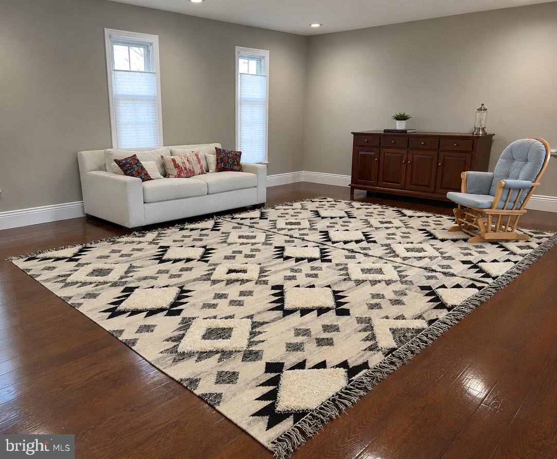 1639 Winding Waye Lane Silver Spring, MD 20902 - Photo 5 of 16 Living Room