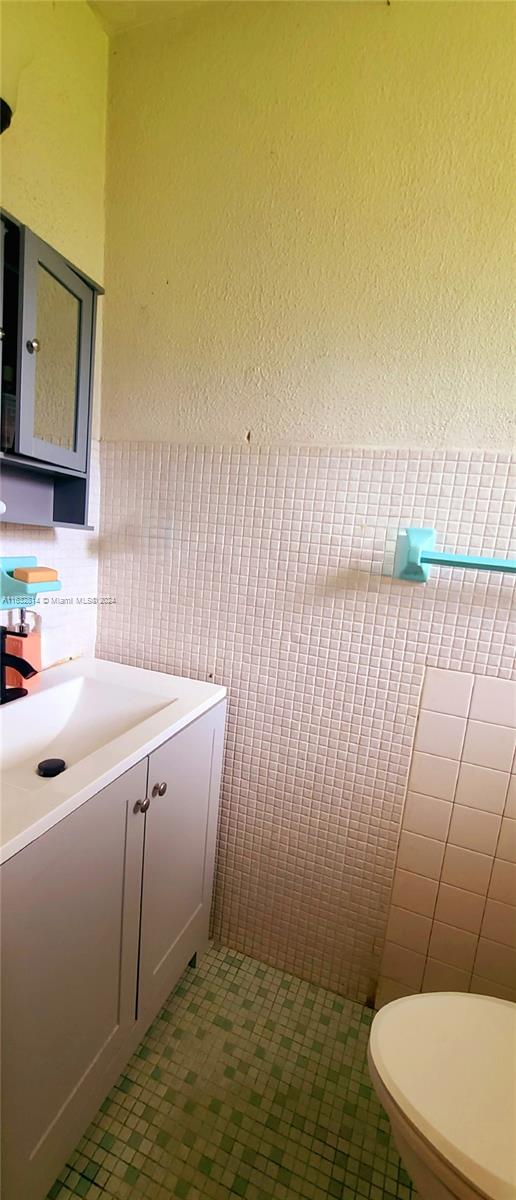 125 Northeast 193rd Street Miami, FL 33179 - Photo 13 of 20 a bathroom with a sink a toilet and vanity