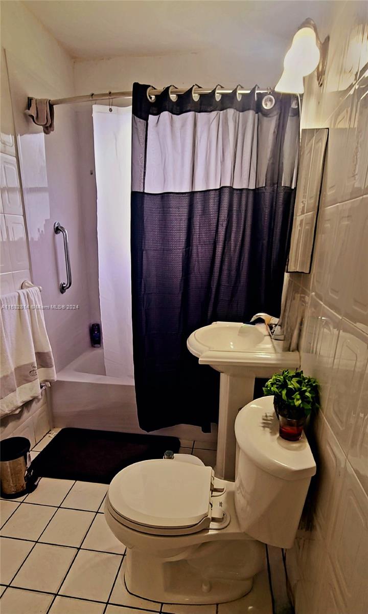 125 Northeast 193rd Street Miami, FL 33179 - Photo 16 of 20 a bathroom with a sink toilet and shower
