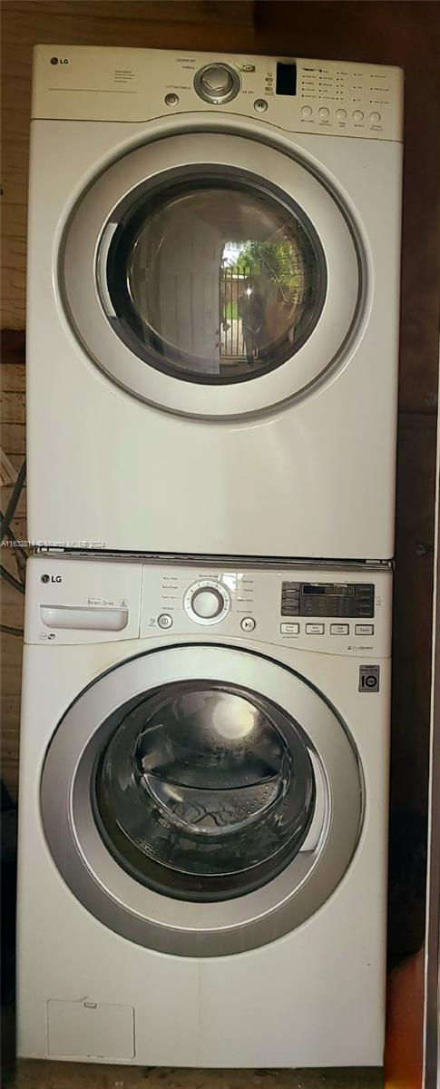 125 Northeast 193rd Street Miami, FL 33179 - Photo 20 of 20 a utility room with dryer and washer