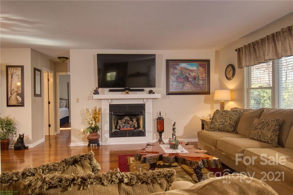 927 Skyuka Road Columbus, NC 28722 - Photo 14 of 32 Gallery Image 14