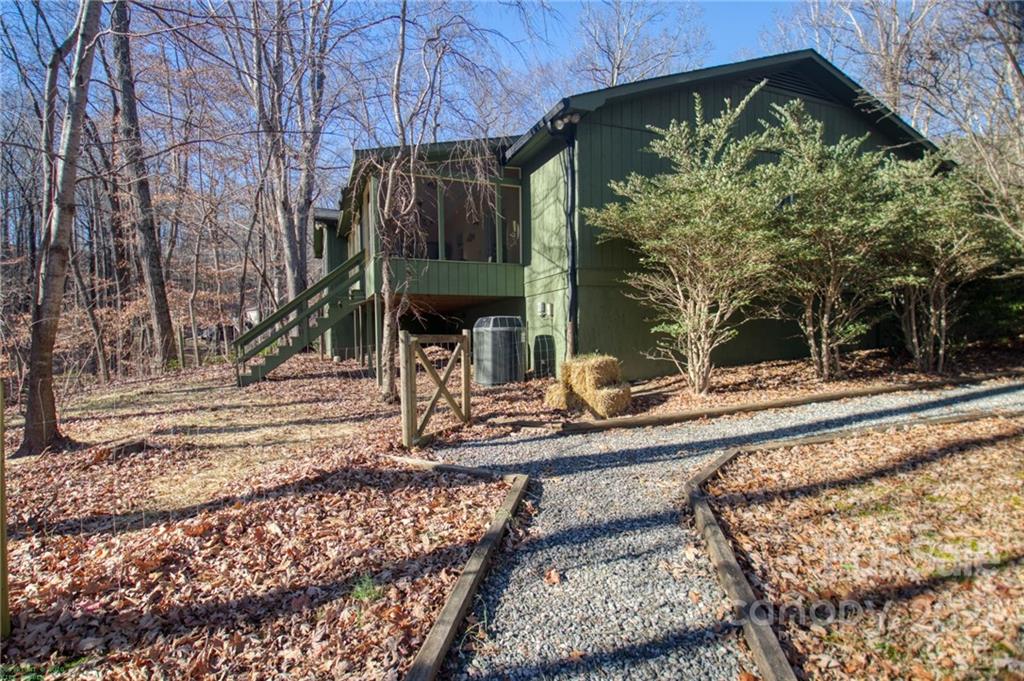 927 Skyuka Road Columbus, NC 28722 - Photo 4 of 32 Gallery Image 4
