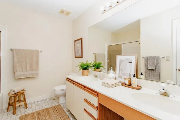 $600,000 | 814 Dunhill Drive, Buffalo Grove, IL 60089