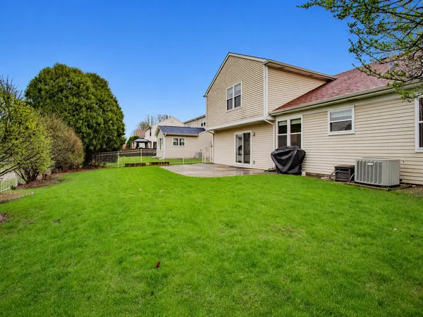 $600,000 | 814 Dunhill Drive, Buffalo Grove, IL 60089