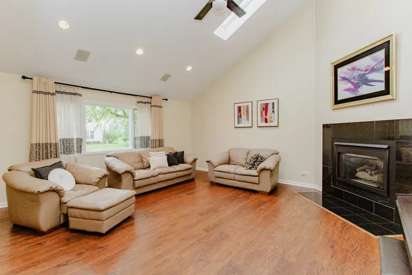 $600,000 | 814 Dunhill Drive, Buffalo Grove, IL 60089