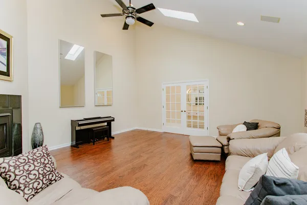 $600,000 | 814 Dunhill Drive, Buffalo Grove, IL 60089