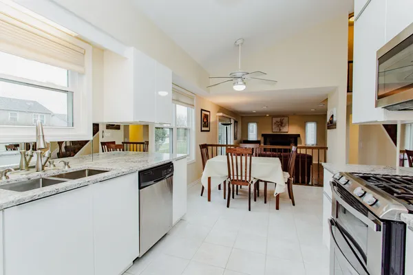 $600,000 | 814 Dunhill Drive, Buffalo Grove, IL 60089