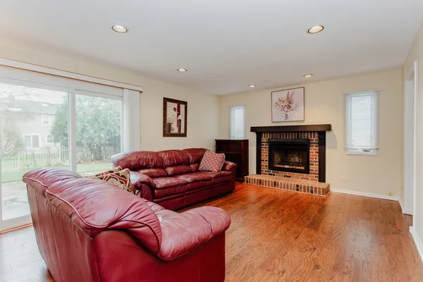 $600,000 | 814 Dunhill Drive, Buffalo Grove, IL 60089