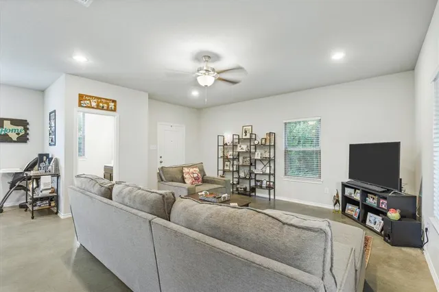 $1,950 | 3800 Juniper Court, Granbury, TX 76048