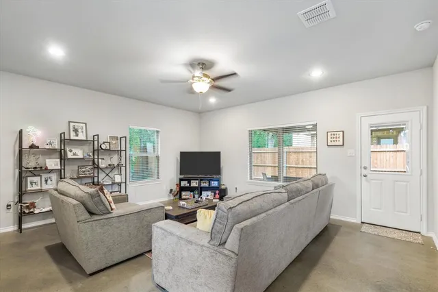 $1,950 | 3800 Juniper Court, Granbury, TX 76048