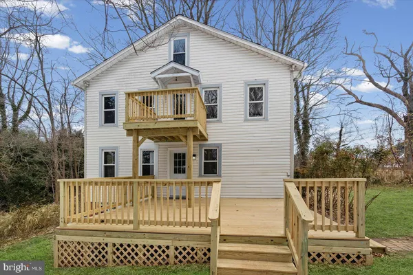 a view of house with a yard