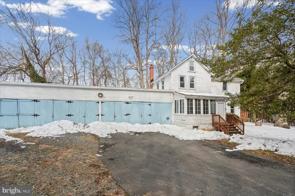 a view of empty room with a ceiling fan