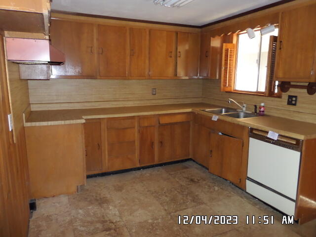 5982 Brethren Road Roanoke, VA 24014 - Photo 2 of 10 a kitchen with a sink and cabinets