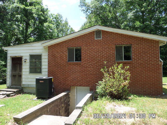 5982 Brethren Road Roanoke, VA 24014 - Photo 10 of 10 a front view of a house with garden