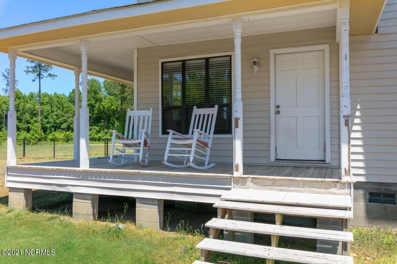 7801 Old Smithfield Road Bailey, NC 27807 - Photo 3 of 34 Front Porch