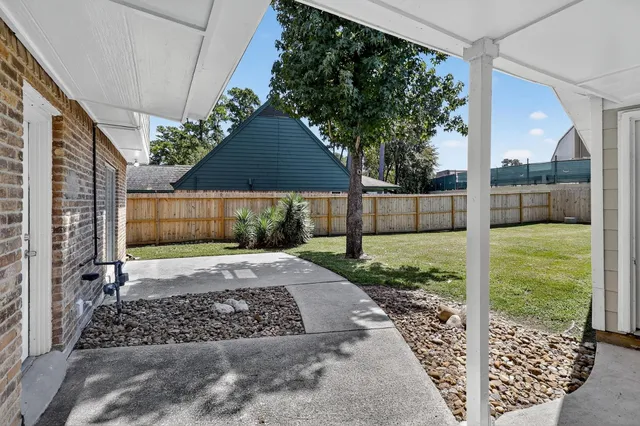 a view of backyard with a garden and trees