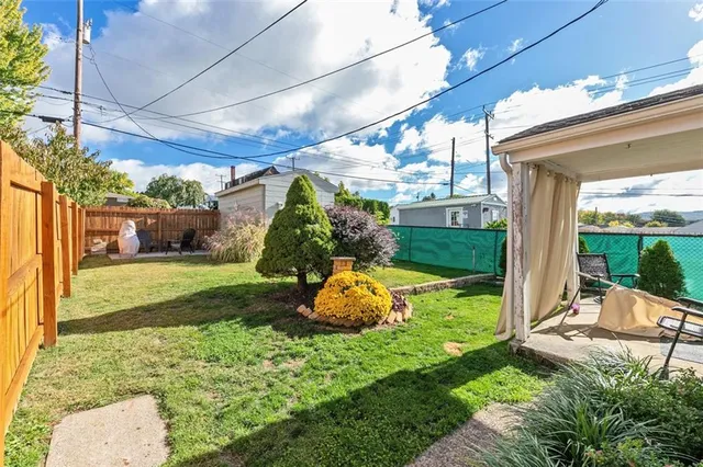 a view of entryway with a chair