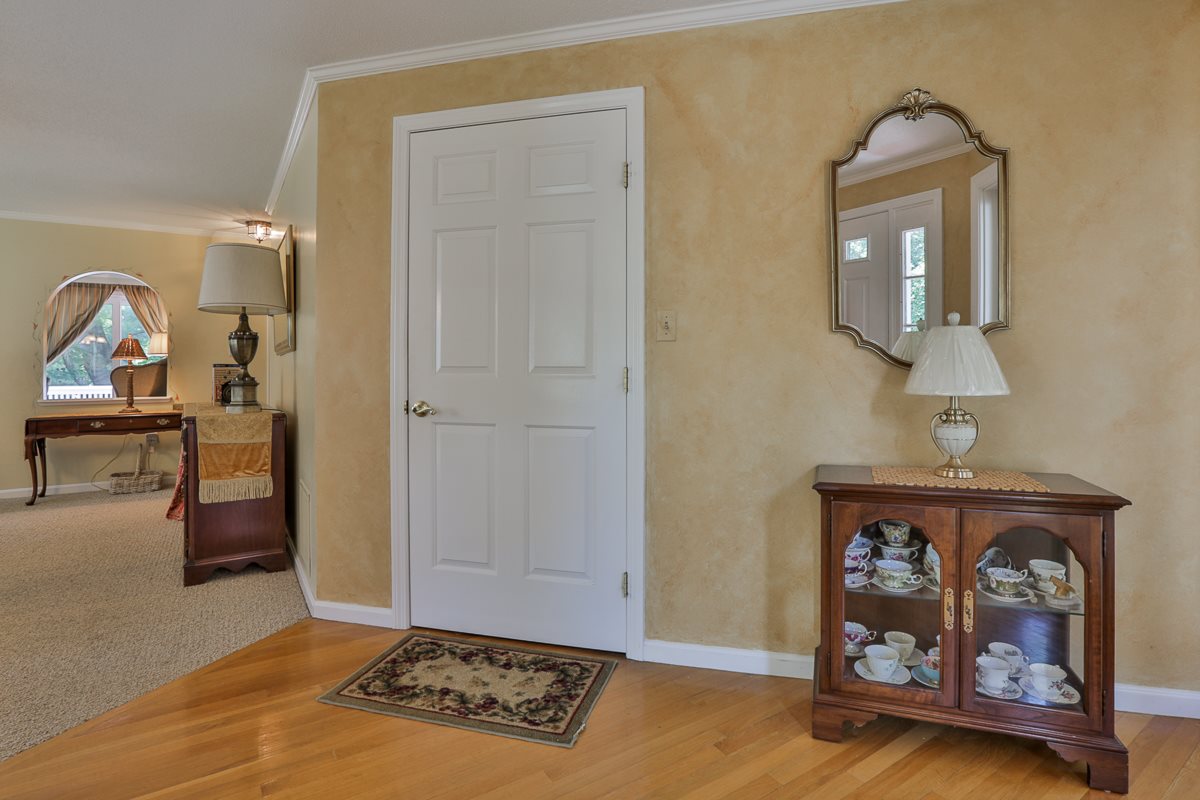 753 Straw Hill Road Manchester, NH 03104 - Photo 4 of 35