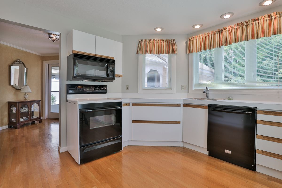 753 Straw Hill Road Manchester, NH 03104 - Photo 5 of 35