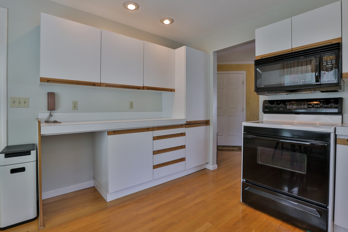 753 Straw Hill Road Manchester, NH 03104 - Photo 6 of 35